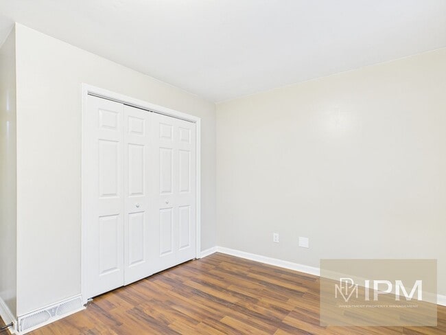 Building Photo - Beautiful 4 Bedroom, 1 Bath Home with Off-Street Parking!!