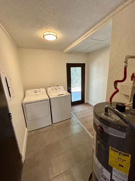 Building Photo - 18812 Carr Dr