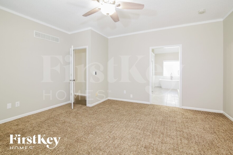 Building Photo - 15211 Maple St