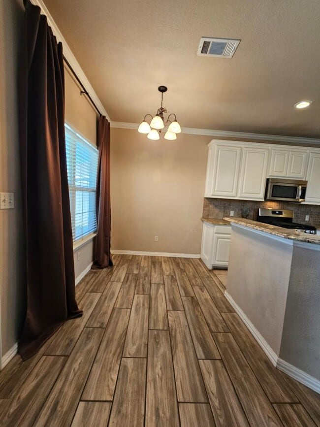 Building Photo - 604 NE Ave E Pl