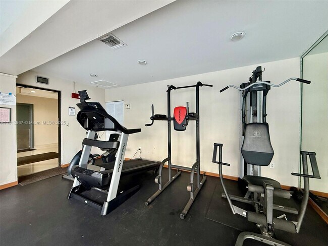 Building Photo - 555 NE 30th St