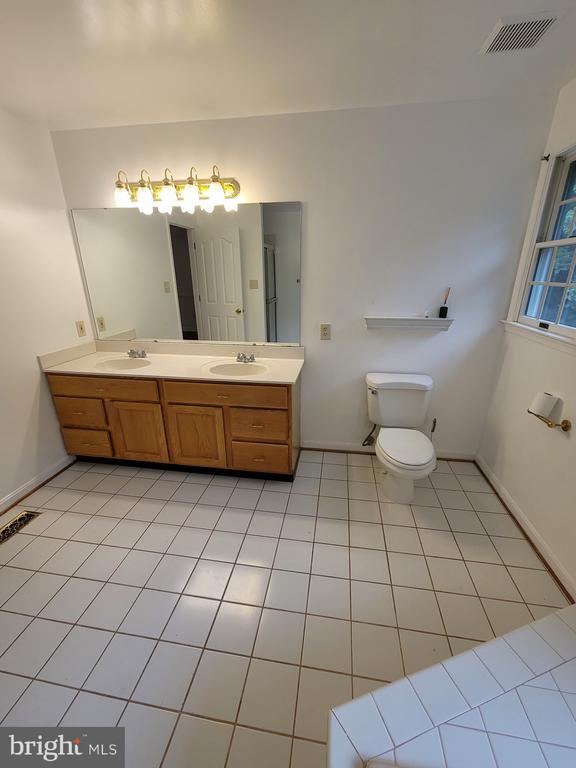 Building Photo - 2435 Pimpernel Dr