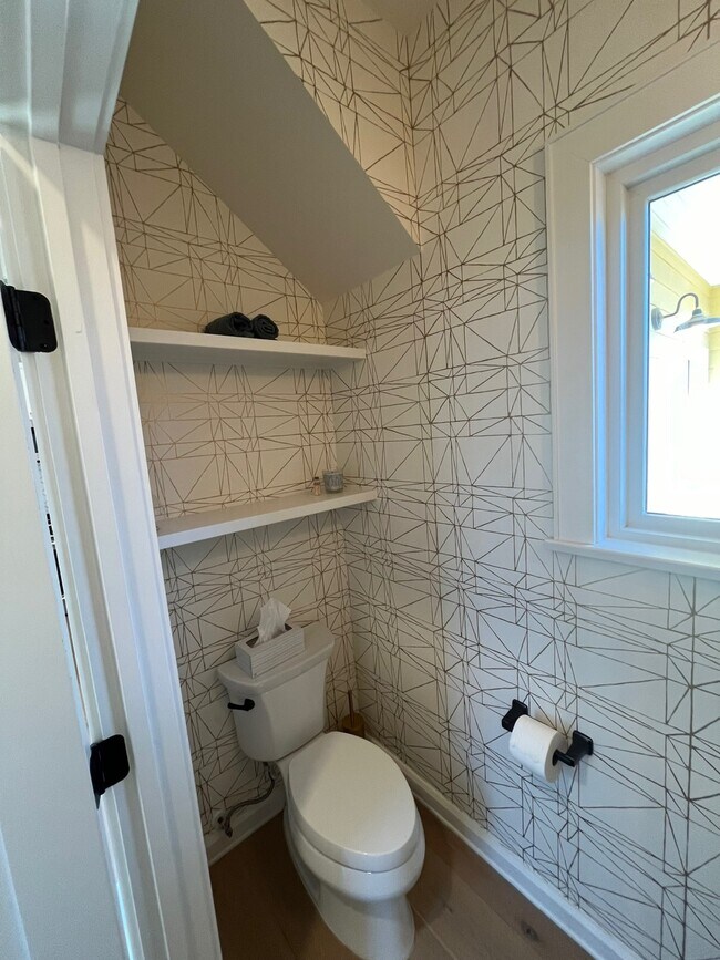 1/2 Bath - 1211 E 2nd St