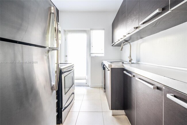 Building Photo - 1007 Bay Dr