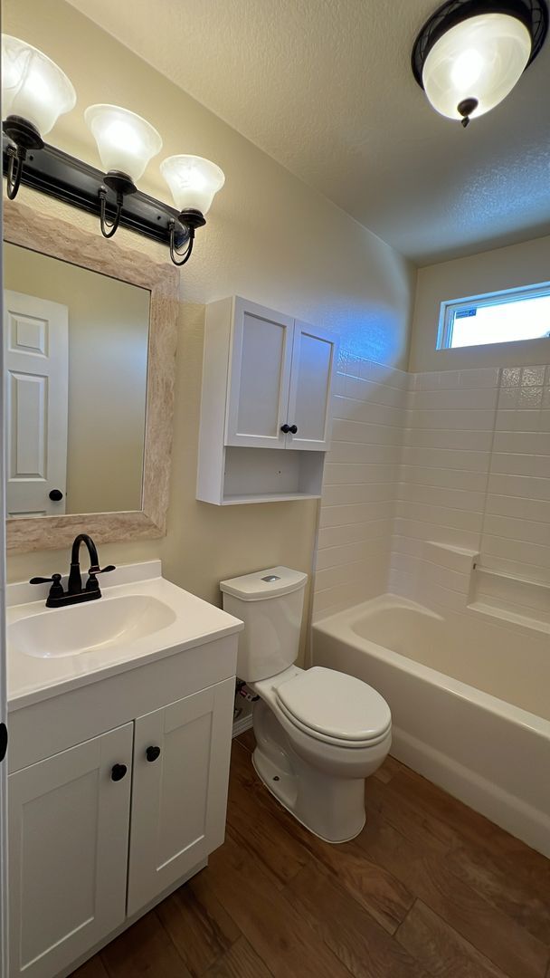 Building Photo - (APPLICATION PENDING) East Lancaster Home