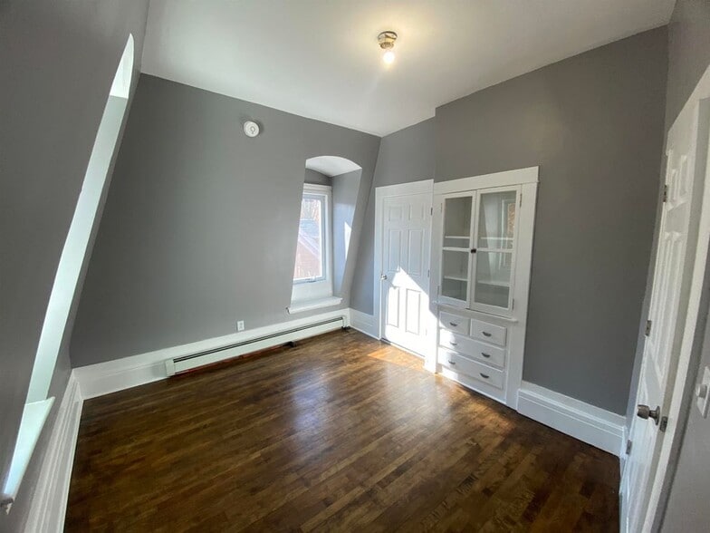 Building Photo - 158 Broad, 2