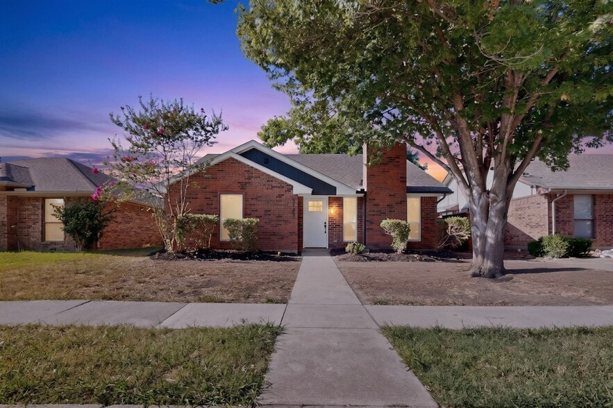 Building Photo - 1748 St James Dr