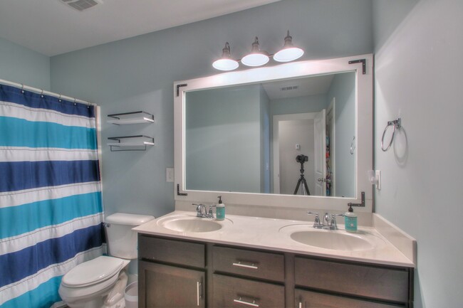 Building Photo - 1113 Camden Cir