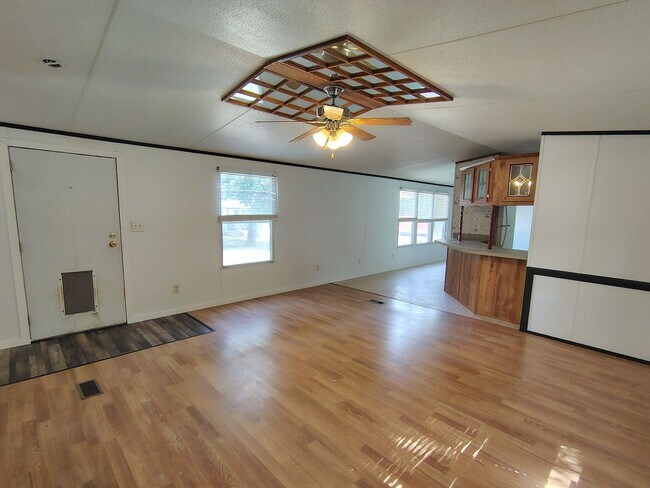 Building Photo - 225 Community Dr