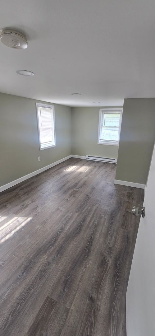 Building Photo - 3 Bedroom House with large yard and extra space!