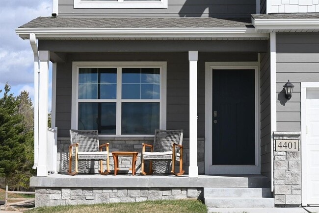 Building Photo - Spacious Elegance Meets Modern Comfort In ...