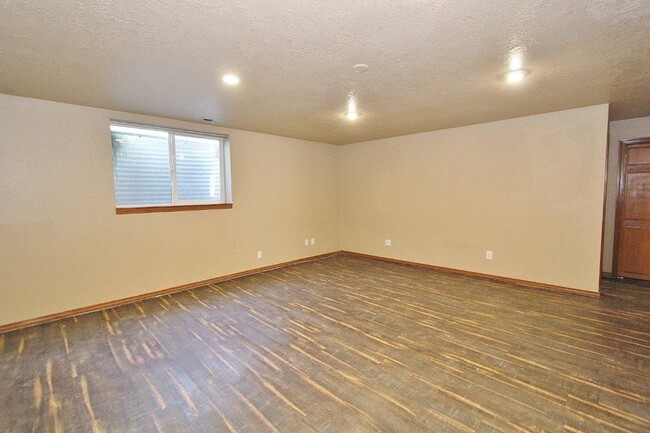 Building Photo - Single-Level w/BG Home in a Quiet Neighbor...