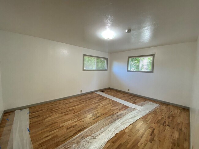 Building Photo - 3 Bedroom Hucrest Home!