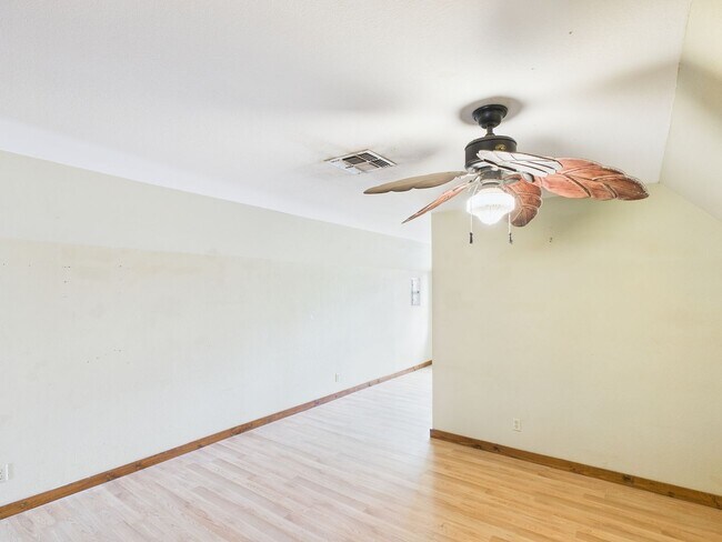 Building Photo - Cozy Apartment