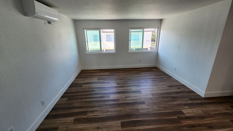 Building Photo - 988 El Camino Dr