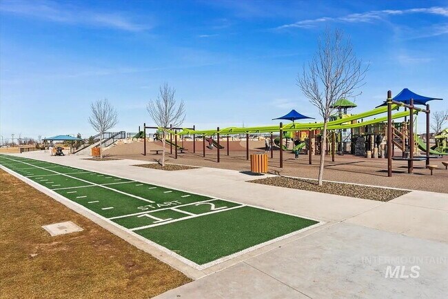 Building Photo - Functionality and convenience! Minutes from one of Meridian's most fantastic parks, with pools, p...
