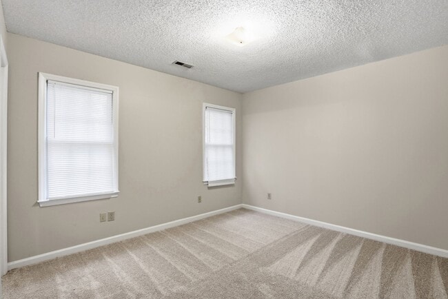 Building Photo - Oakhurst Living at Its Finest (Fresh Paint - New Carpet)