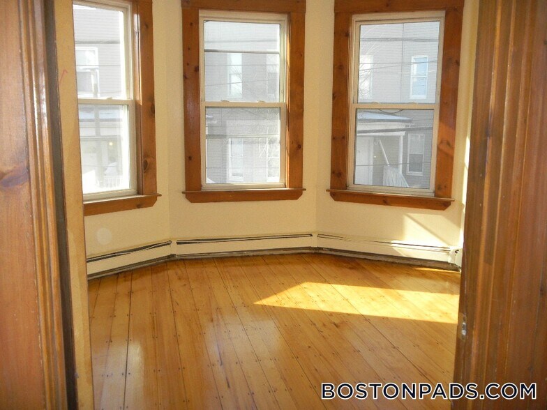 Building Photo - 40 Mozart St