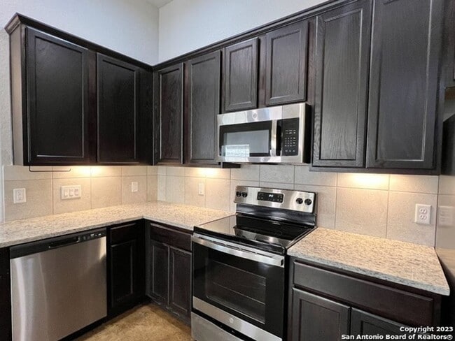 Building Photo - Come Home to Comfort & Style in Seguin!