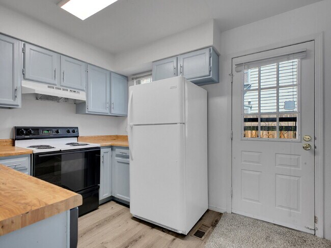 Building Photo - $1,795 // 2-Bed 1-Bath Charming Rowhome in...