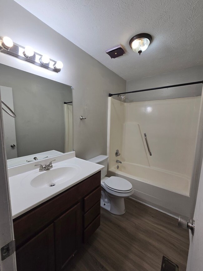 Building Photo - NEW LISTING!!!!!