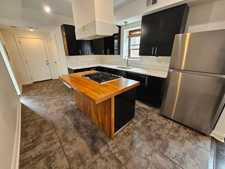 Building Photo - 2209 W Arthur Ave