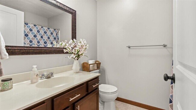 Building Photo - Move-In Ready Home with an Excellent Location