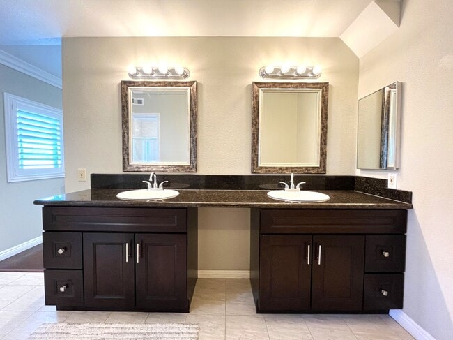 Building Photo - 4 bed, 3 bath located in Anaheim!