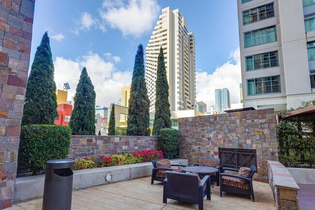 Building Photo - 645 Front St