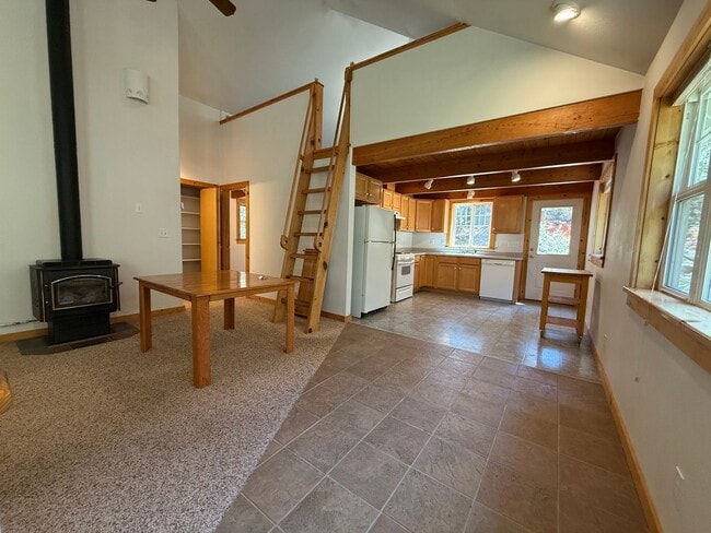 Building Photo - Unique 2 Bed/2 Bath Craftsman on Bend's We...