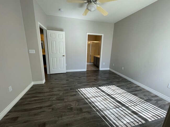 Building Photo - 2 Bedroom Summerlin Condo - Gated community