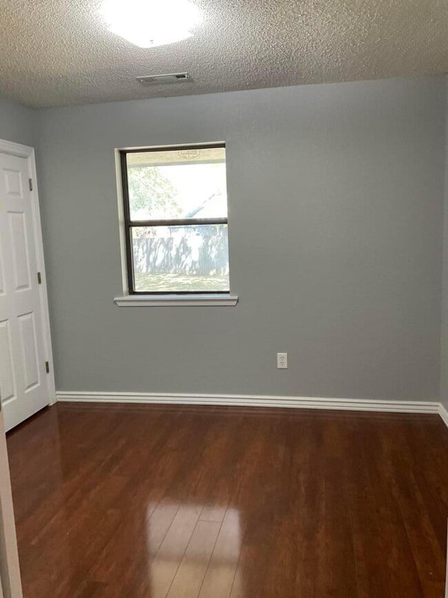 Building Photo - 921 Century Dr