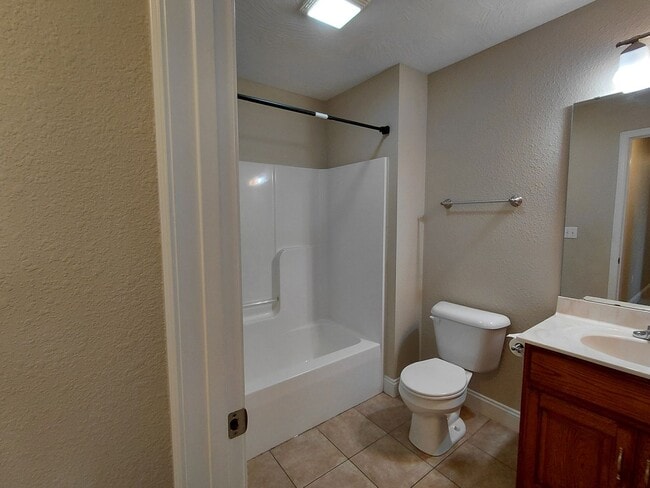 Building Photo - Beautiful home close to post