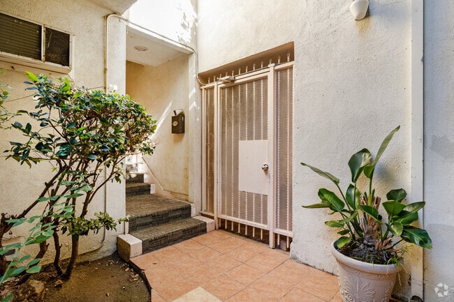 Entrance - Lido Apartments - 1831 Glendon Ave