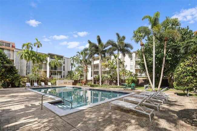 Building Photo - 6900 N Kendall Dr
