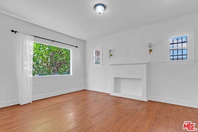 Building Photo - 736 N Poinsettia Pl
