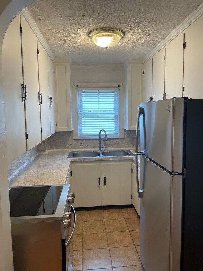 Building Photo - 12 Vine St