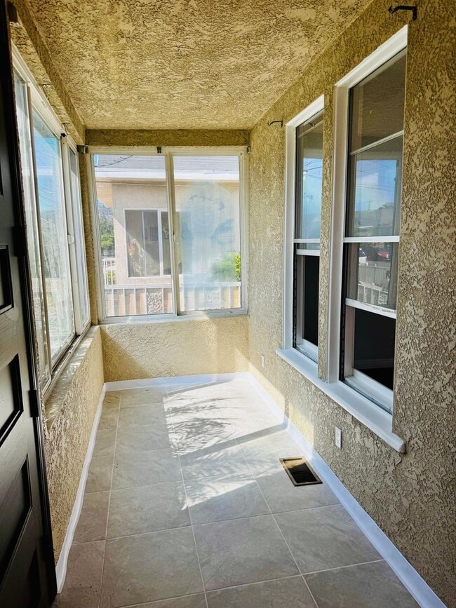 Building Photo - Two Bedroom Home with Enclosed Yard for Re...