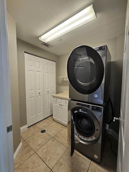Full size washer and dryer - 8111 Lakewood Main St