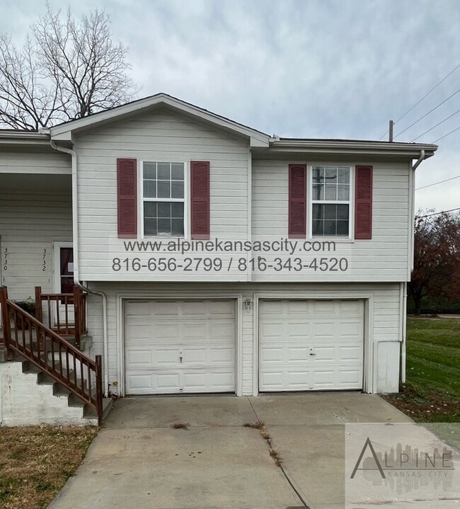 Building Photo - Spacious Gladstone Duplex, Croner Lot, 2 Car Garage!