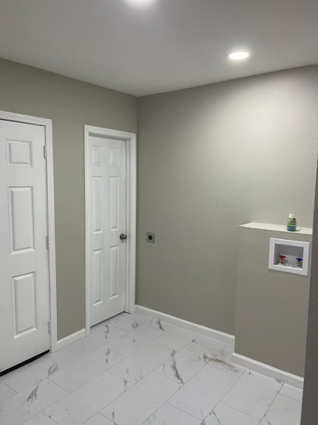 Building Photo - Beautiful 3 Bedroom 2 Bath Home! MOVE IN SPECIAL!