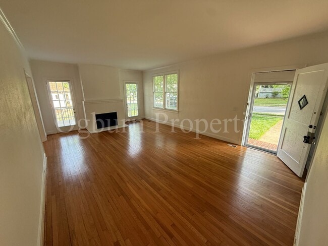 Building Photo - 2127 Queen St