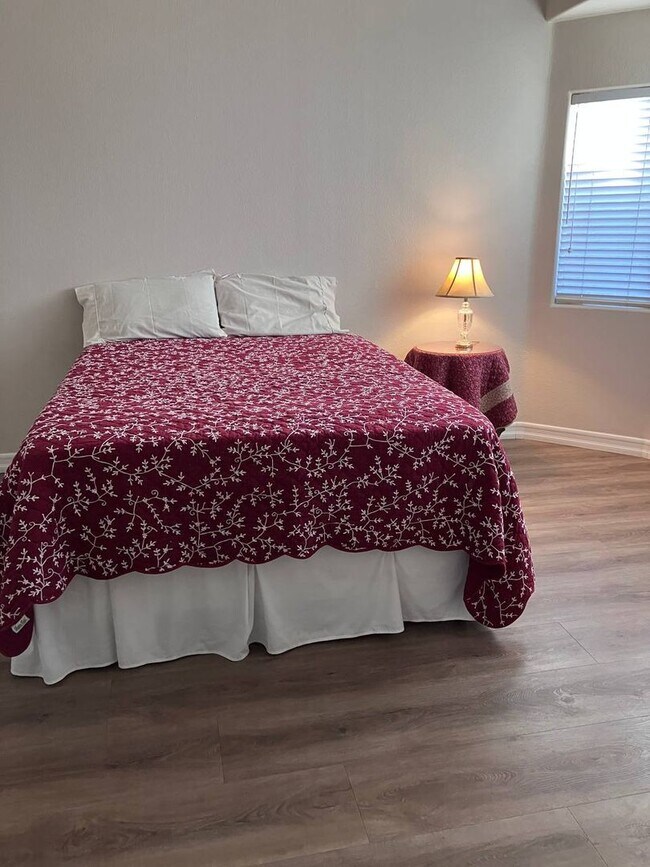 Building Photo - IMMACULATE FURNISHED 3BEDROOM GREEN VALLEY BEAUTY!
