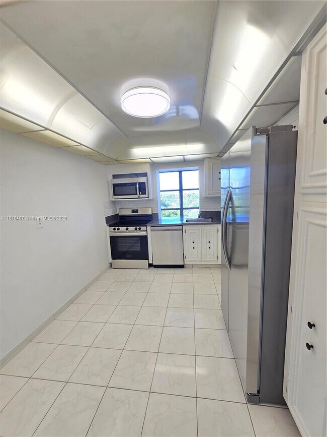 Building Photo - 1000 Parkview Dr