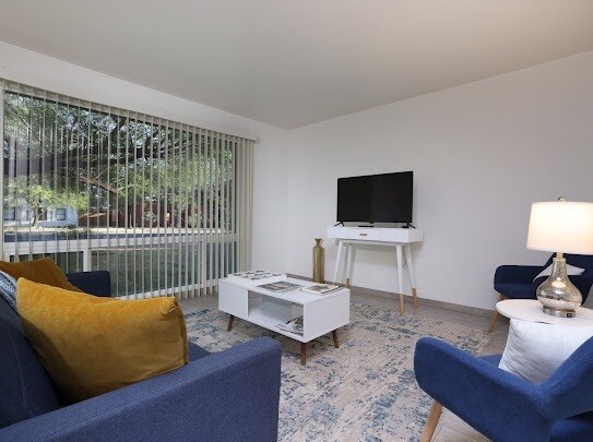 Building Photo - 2039 E 8th St