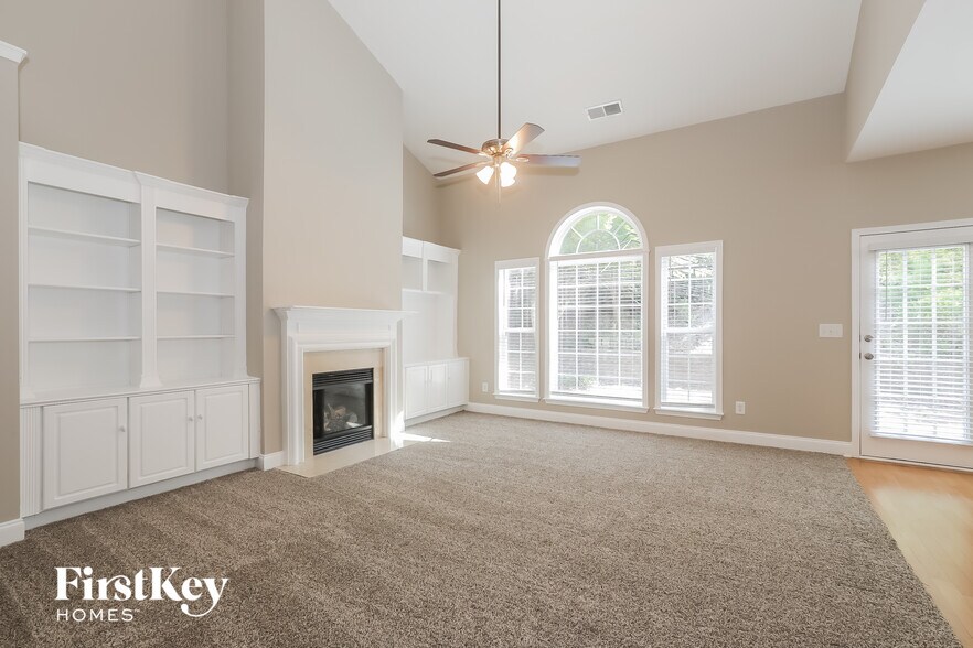 Building Photo - 495 Roland Manor Dr