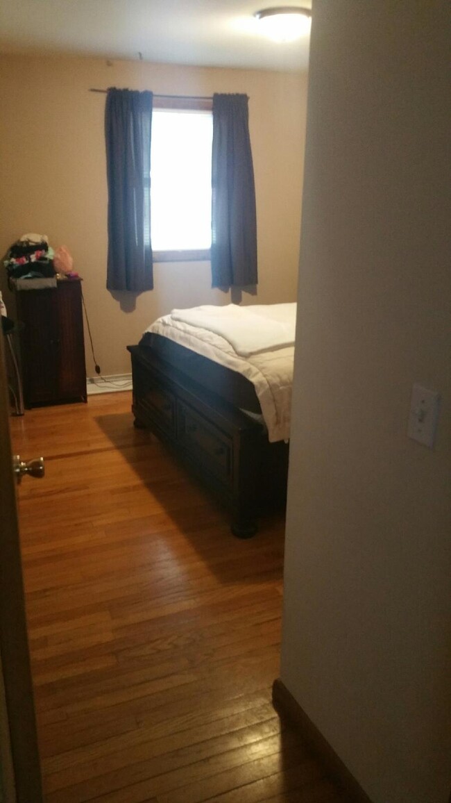 Larger bedroom from hall - 307 South Franklin Street