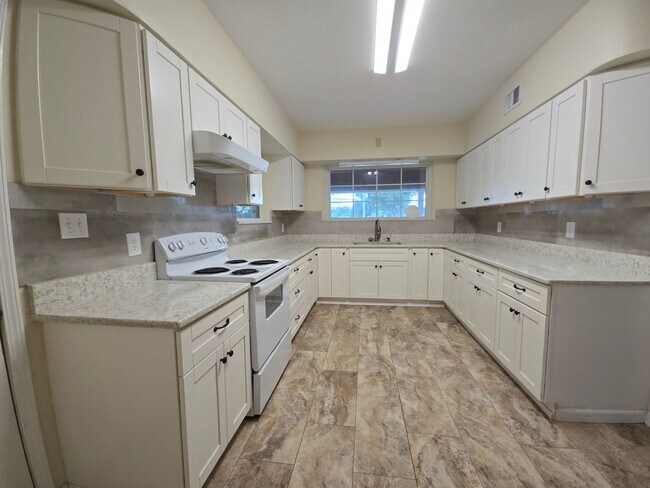 Building Photo - Charming Single Family Home with Beautiful...