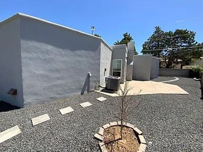 Building Photo - SWEET FAMILY HOME