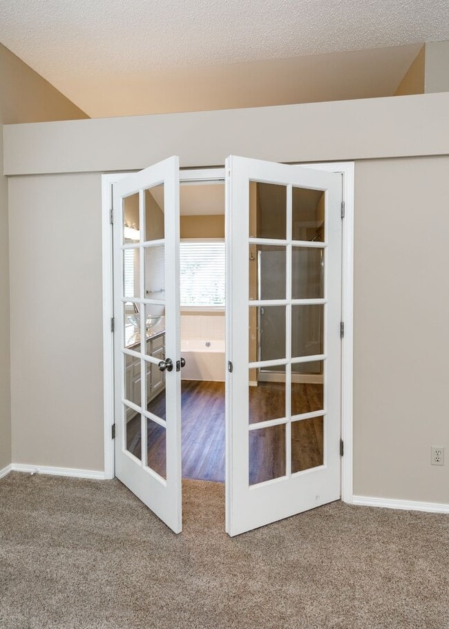 Building Photo - Stunning 5 Bedroom, 3.5 Bath Remodeled Hom...